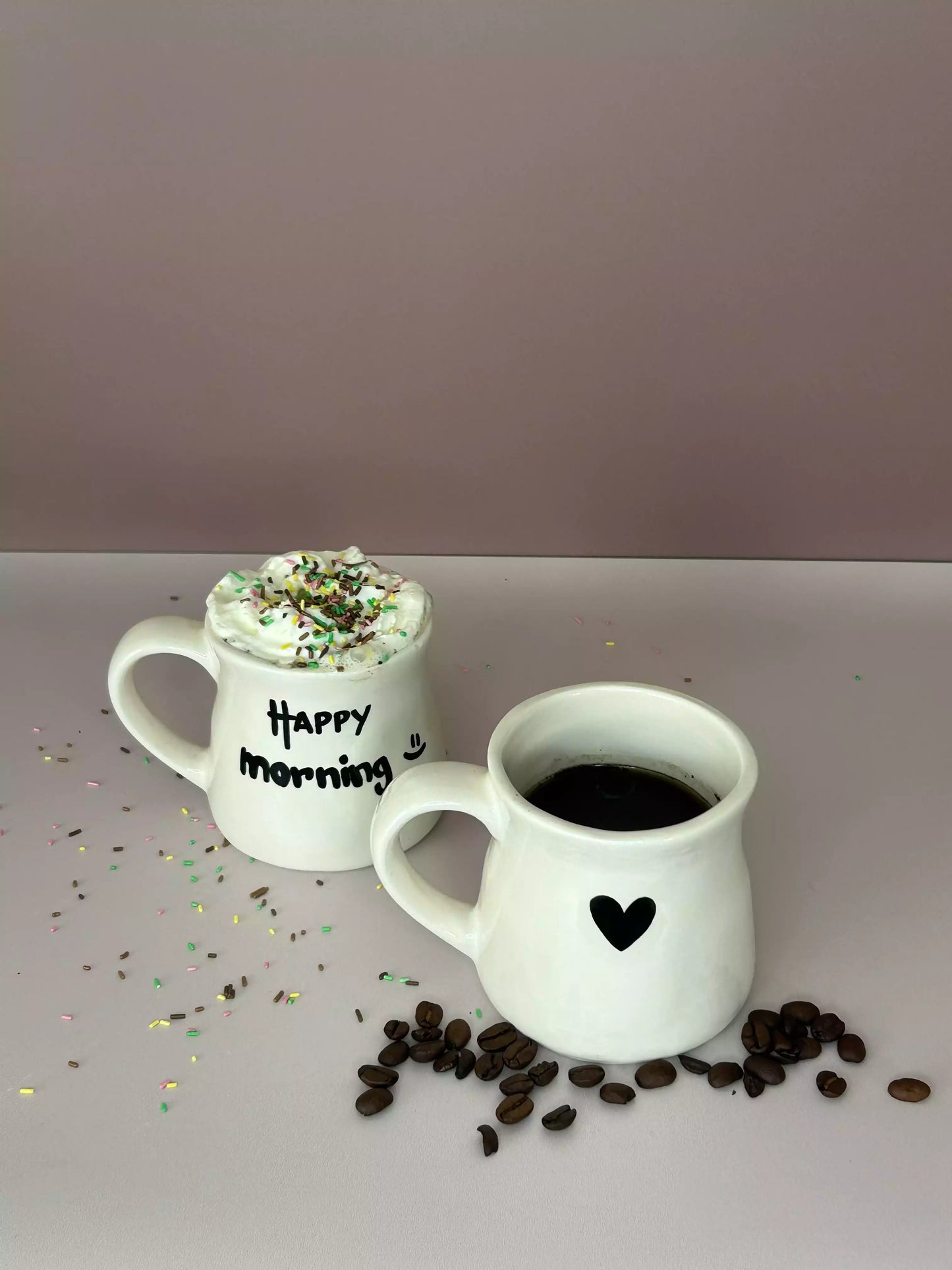 2 mugs blancs en céramique avec message écrit en noir