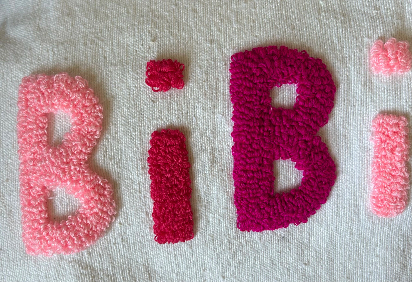 ZOOM SUR LE dégradé de rose et le motif bouclette