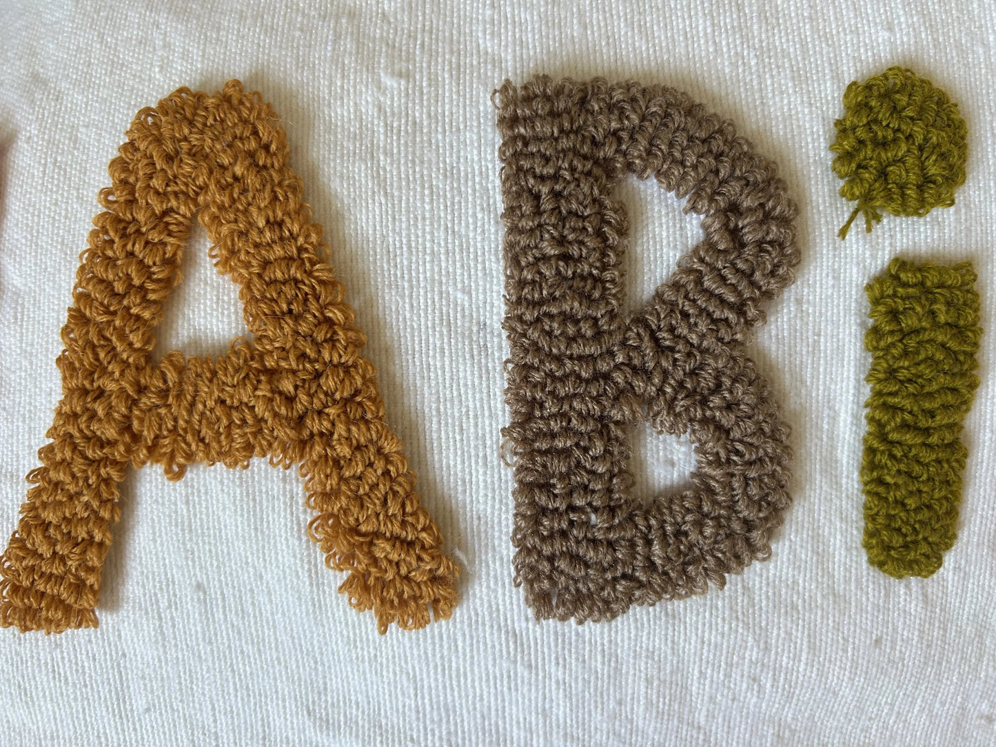 Zoom sur les couleurs et le motif bouclettes sur les lettres A, B, I