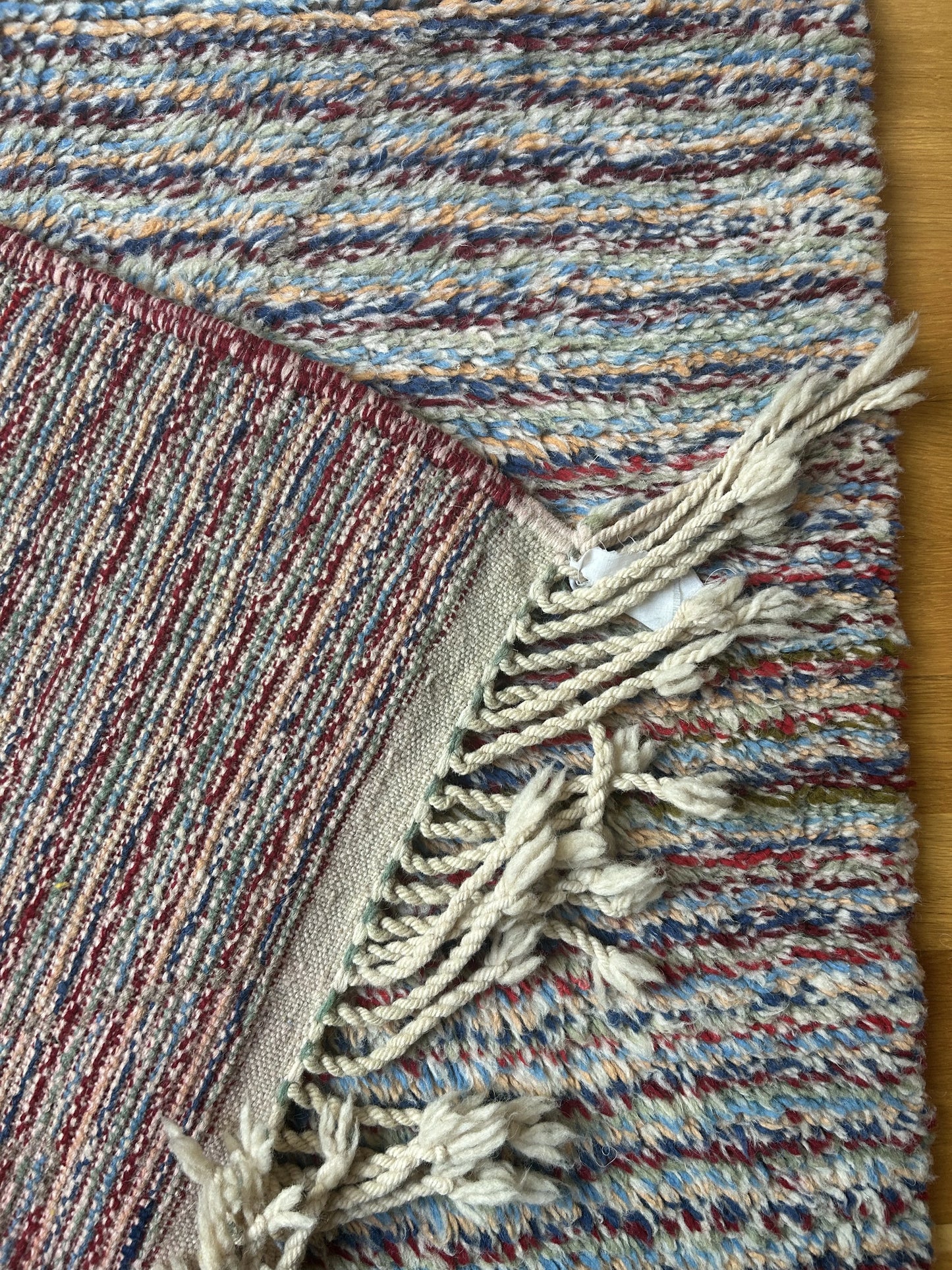 zoom sur l'arrière d'un tapis boujaad d'aspect vintage multicolore