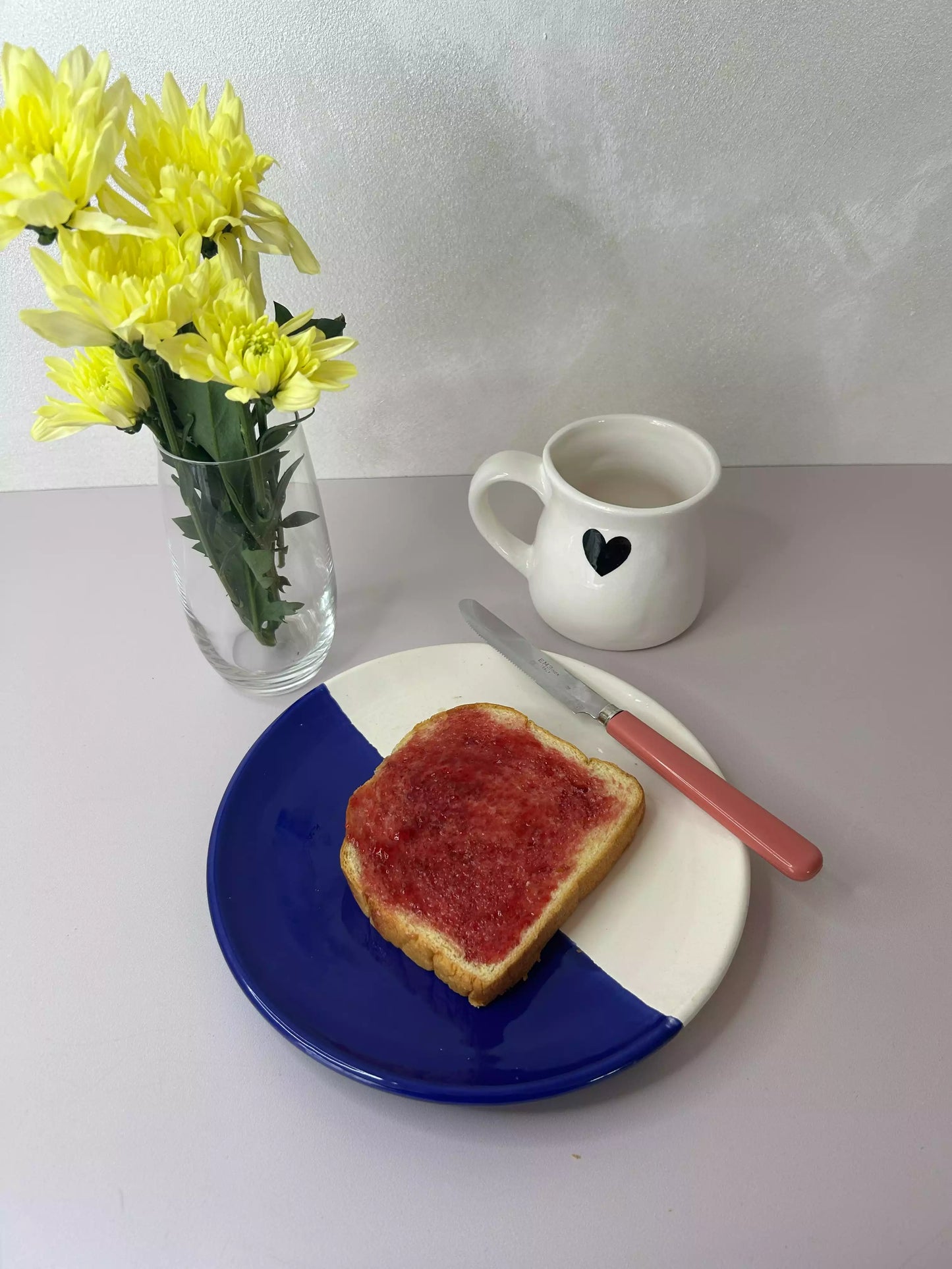 assiette en céramique bicolore de 20cm blanc et blanc, fleur et tasse