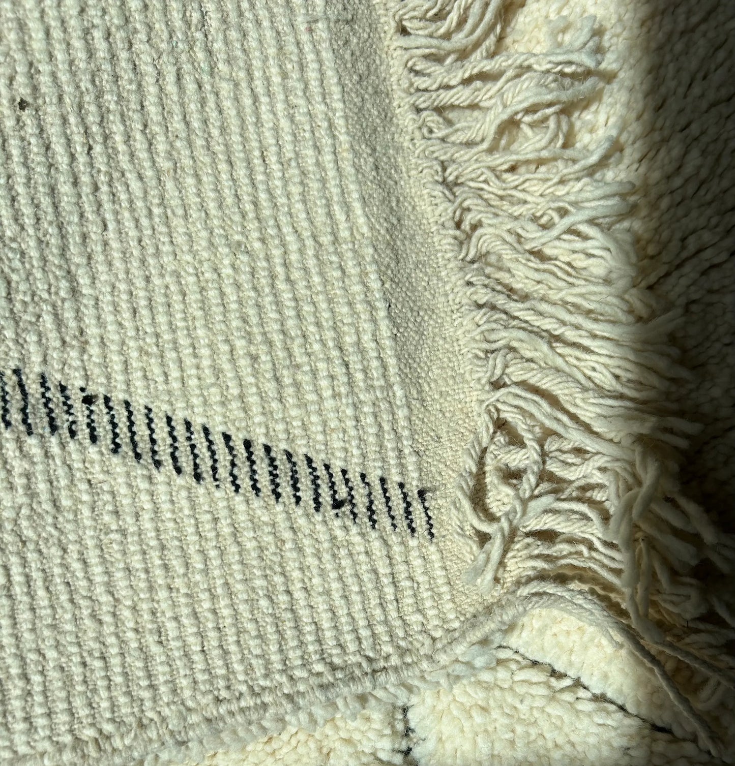 zoom avant arrière du tapis de couloir beni ouarain blanc et motif croise dans la trame