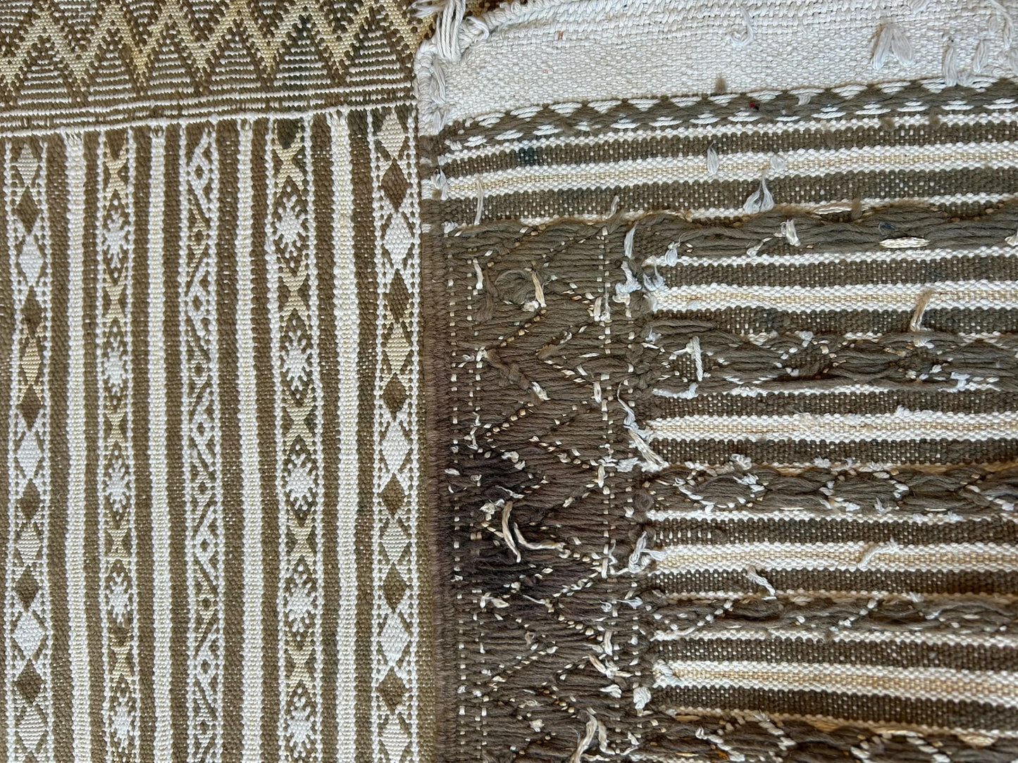 zoom sur l'avant et arrière du tapis fin artisanal marocain kaki blanc et jaune