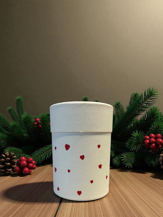 bougie senteur gardénia avec couvercle, et pluie de coeurs rouges