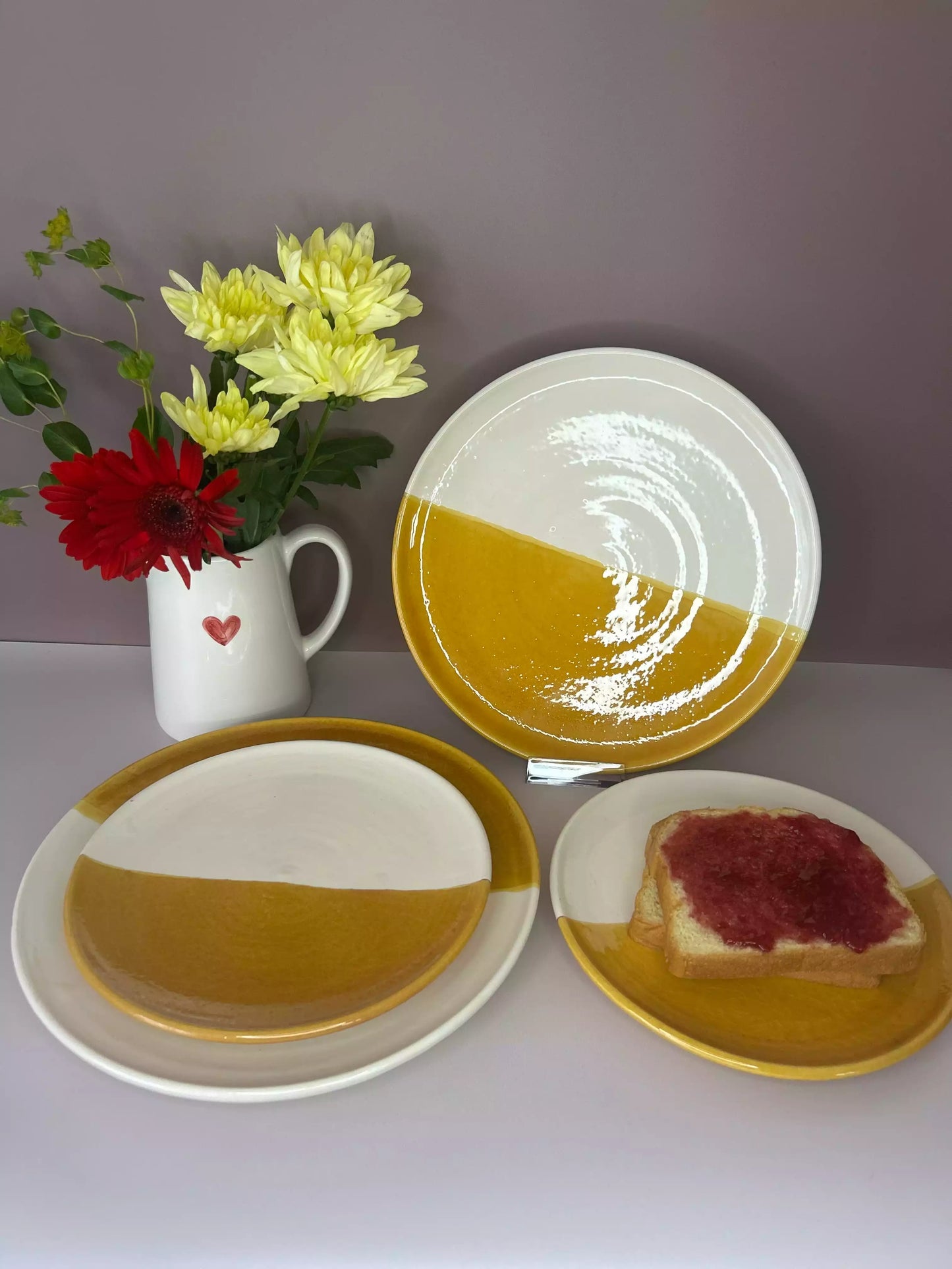 lot de 4 assiettes en céramique artisanale blanc et moutarde, deux tailles