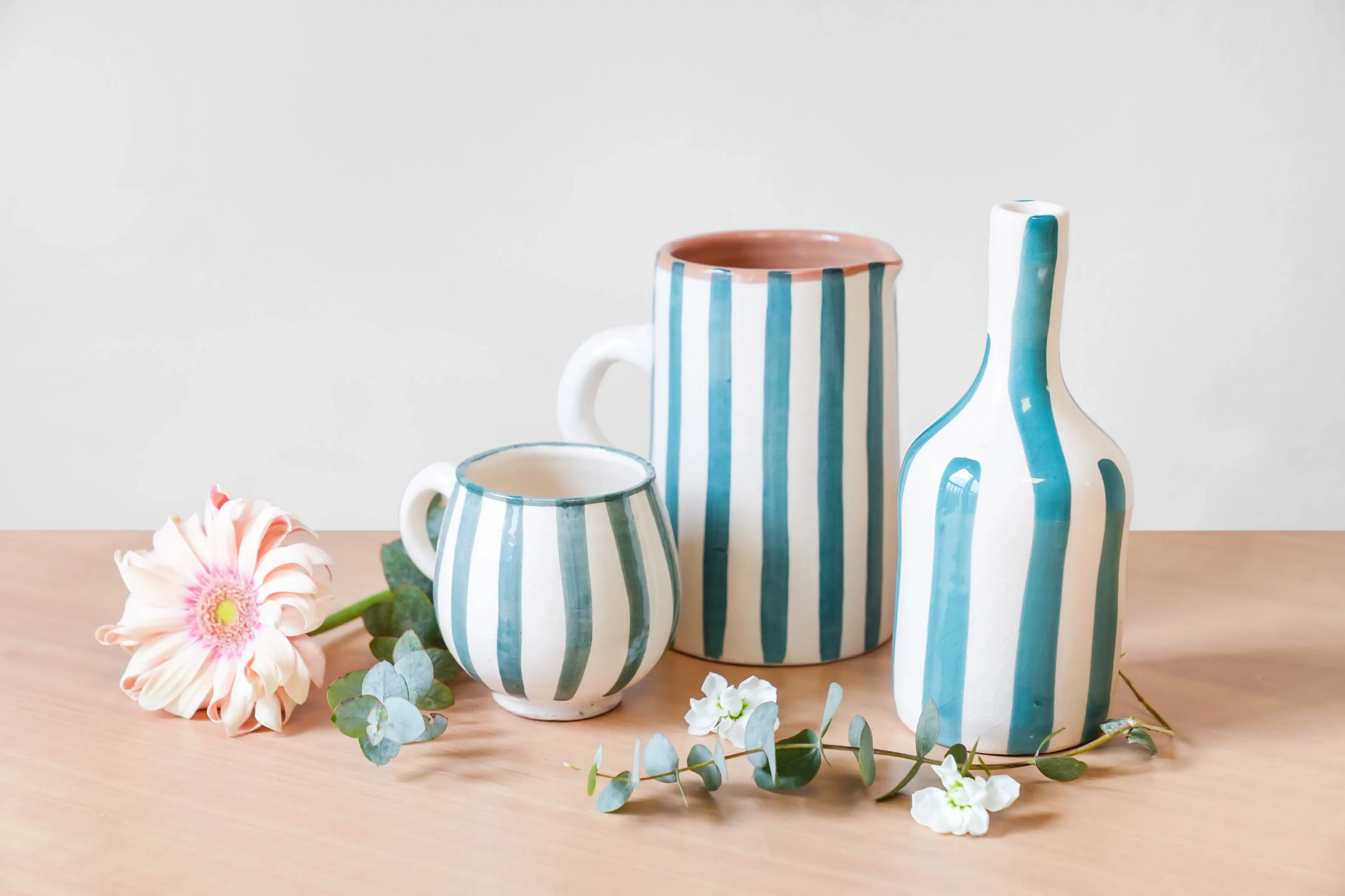 sélection de pièces tasse, carafe et vase en céramique, artisanale et bleu