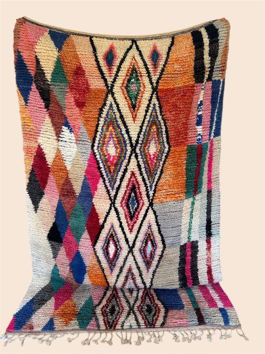 tapis multi colore, mis à la verticale