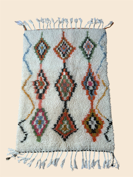 tapis berbere azilal à franges, blanc aux motifs Colores