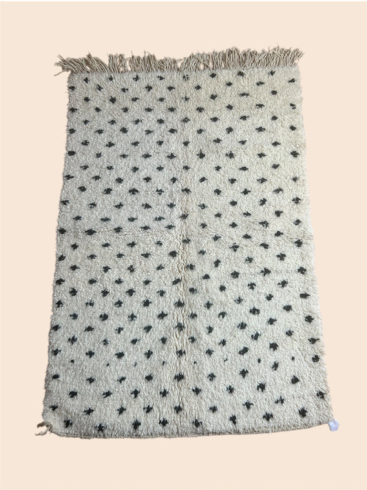 tapis berbere beni ouarain blanc, motif pois noirs