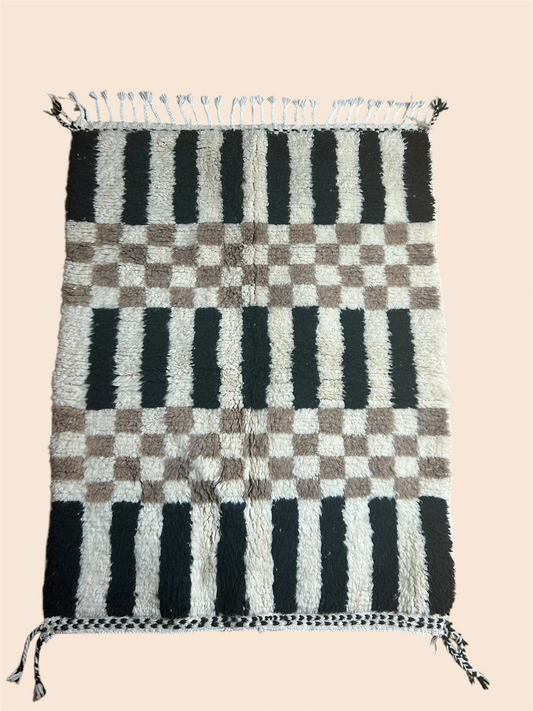 tapis berbere motif rayé blanc et noir et damier blanc et marron, frange d'un seul côté