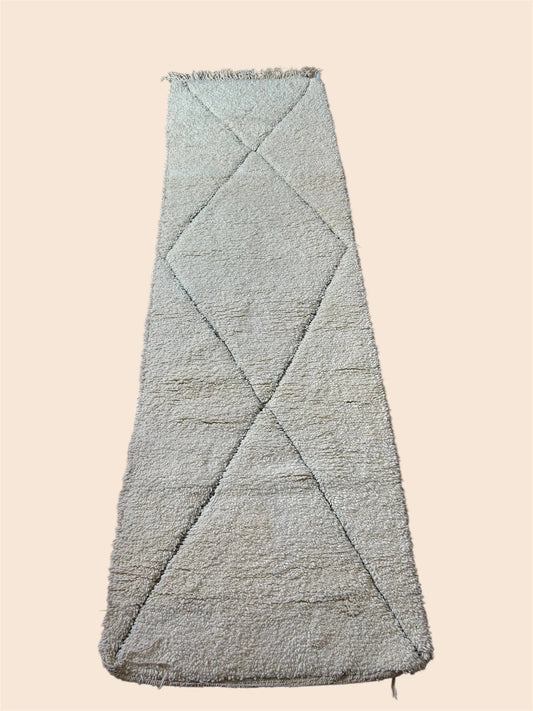 tapis de couloir beni ouarain blanc et noir motif croise dans la trame