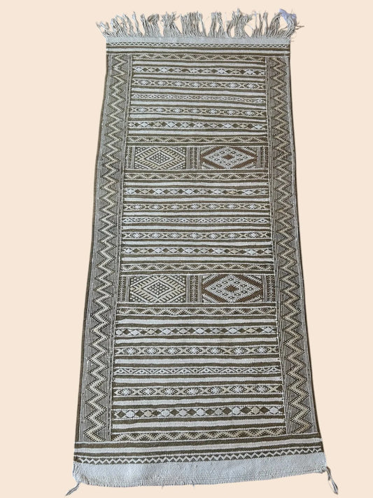 tapis artisanal fin marocain kilim kaki et gris, petite pointe de jaune