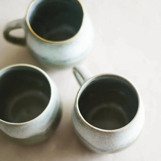 tasse verte de fabrication portugaise en céramique