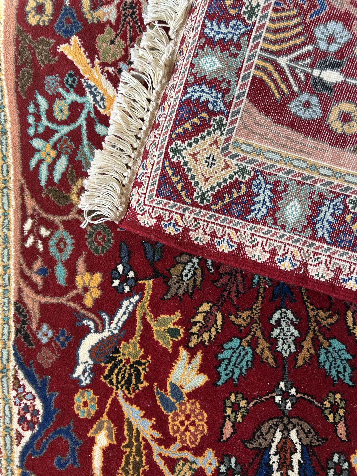 zoom avant et arrière tapis marocain de rabat motif floral et animalier