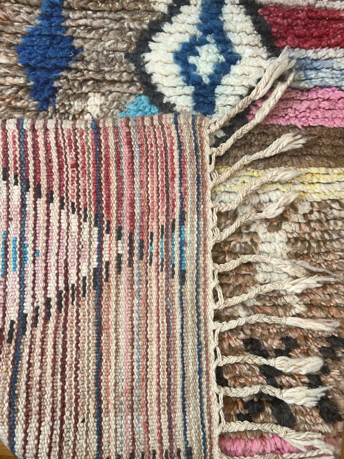 zoom sur l'arrière et l'avant du tapis multicolore à motifs