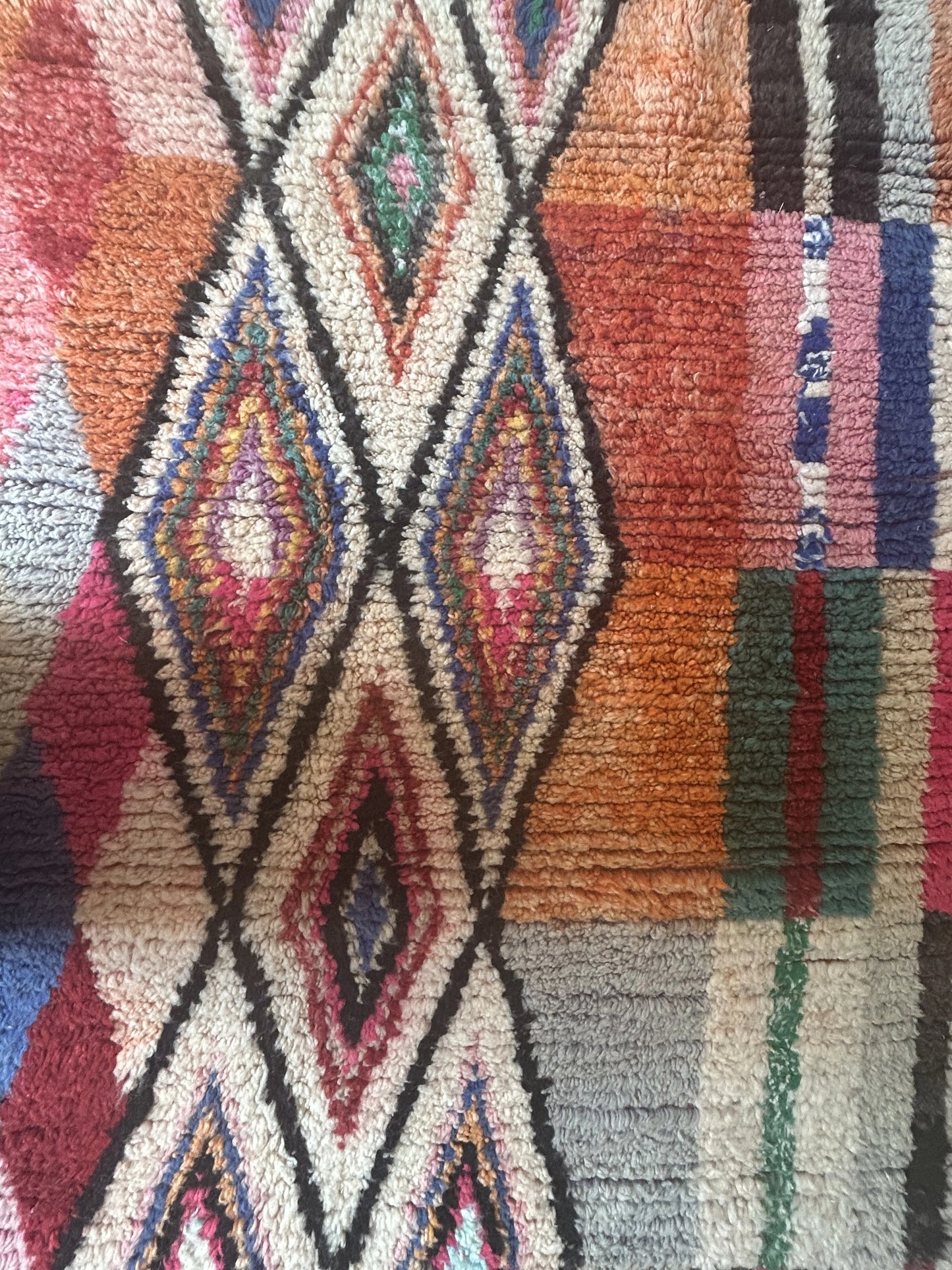 zoom sur d'autres motifs du tapis béni ouarain coloré - multitudes de losanges