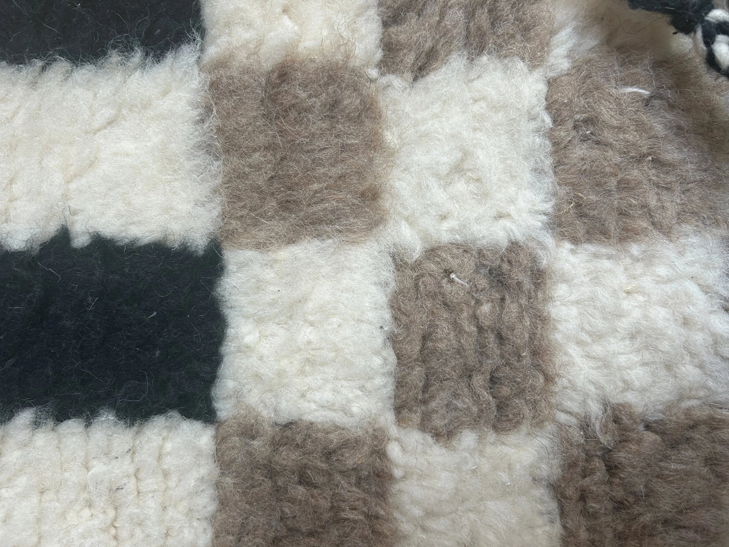zoom sur qualité de laine, et motif damier et rayure