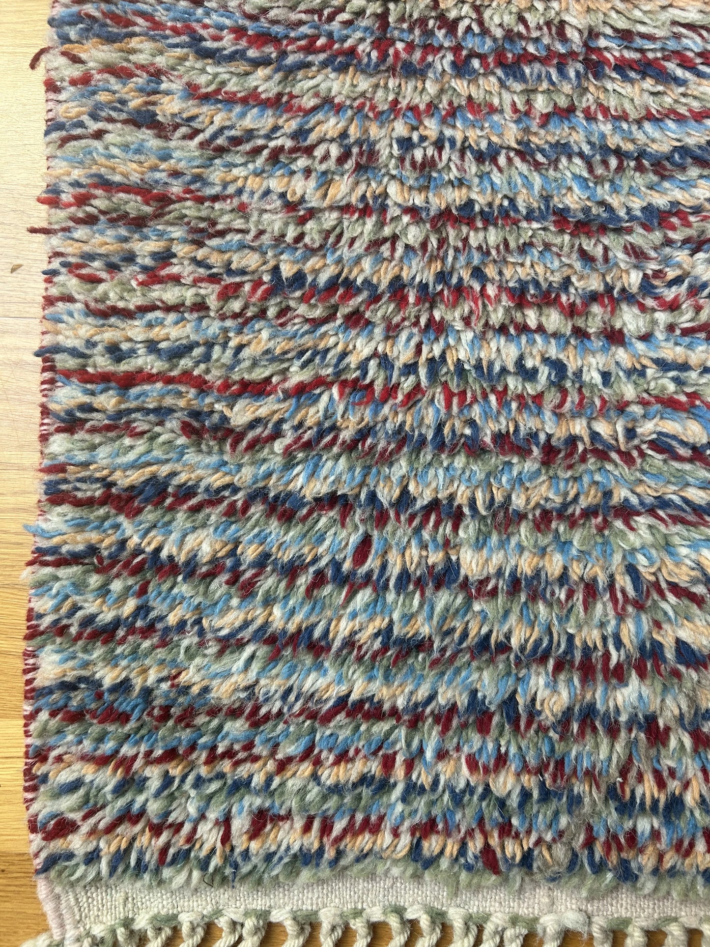 zoom laine tapis boujaad d'aspect vintage multicolore