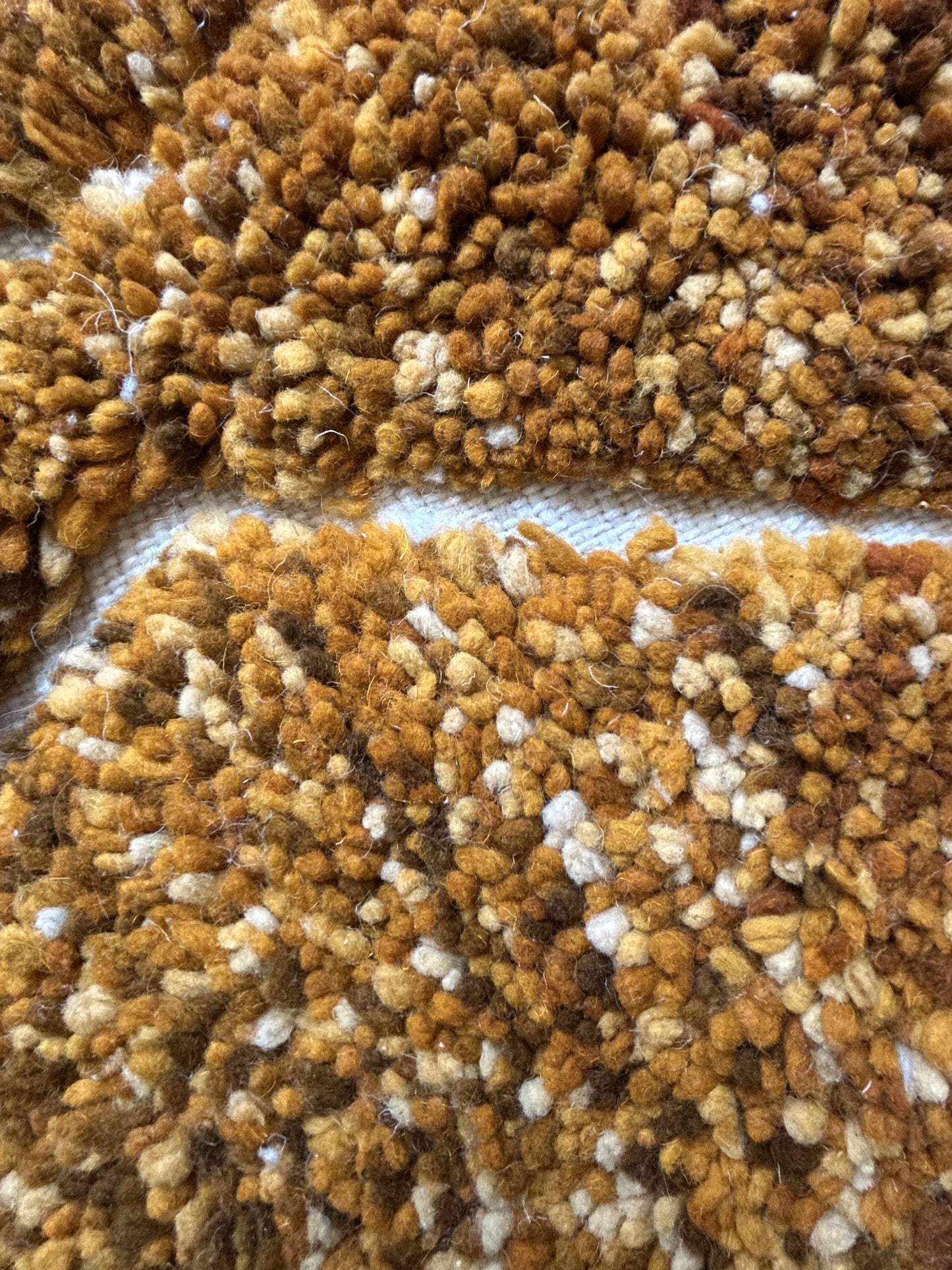 zoom sur la qualité de la laine et son dégradé de couleurs orangés