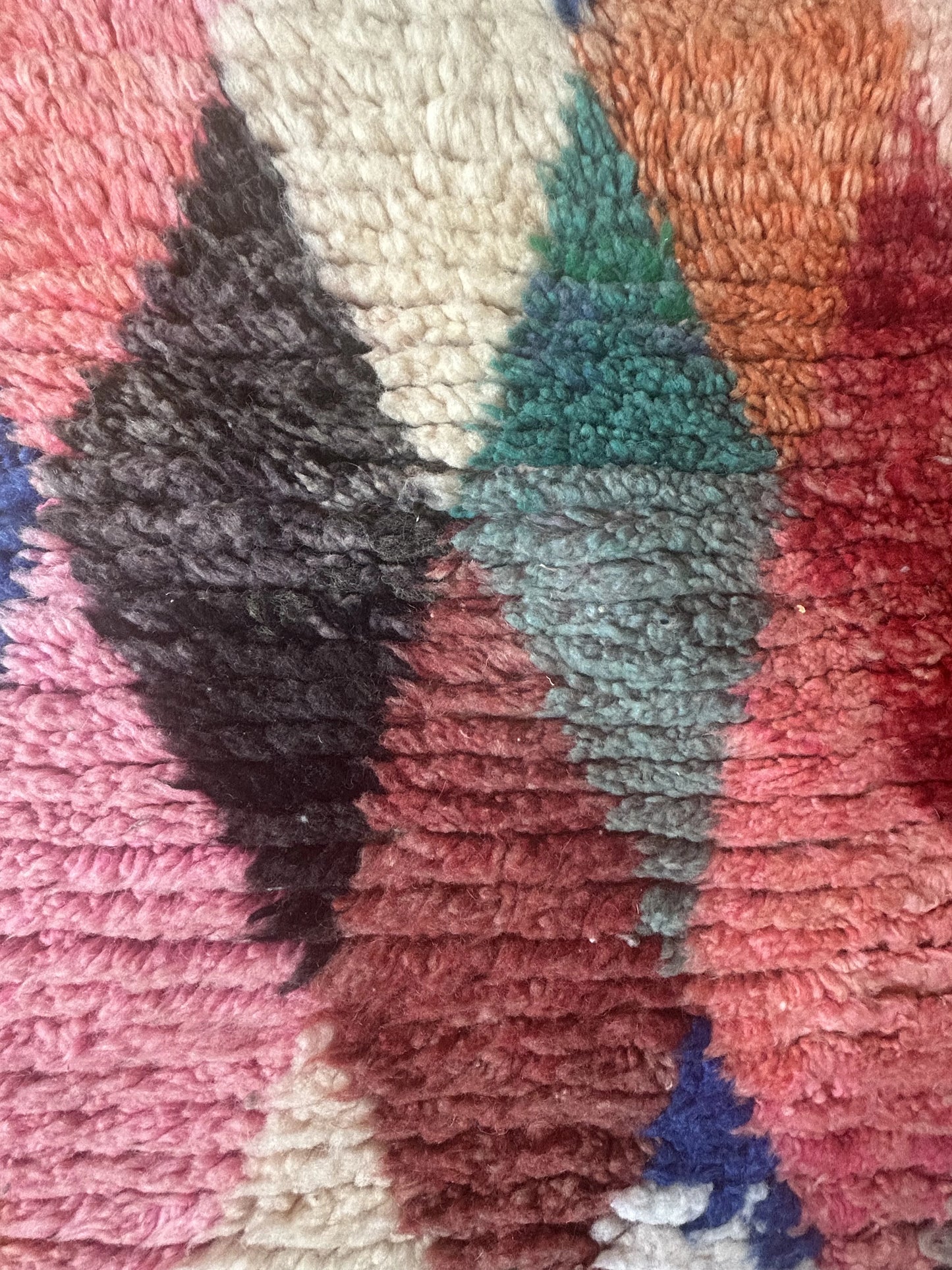 zoom sur les détails sur tapis béni ouarain coloré - motif losange