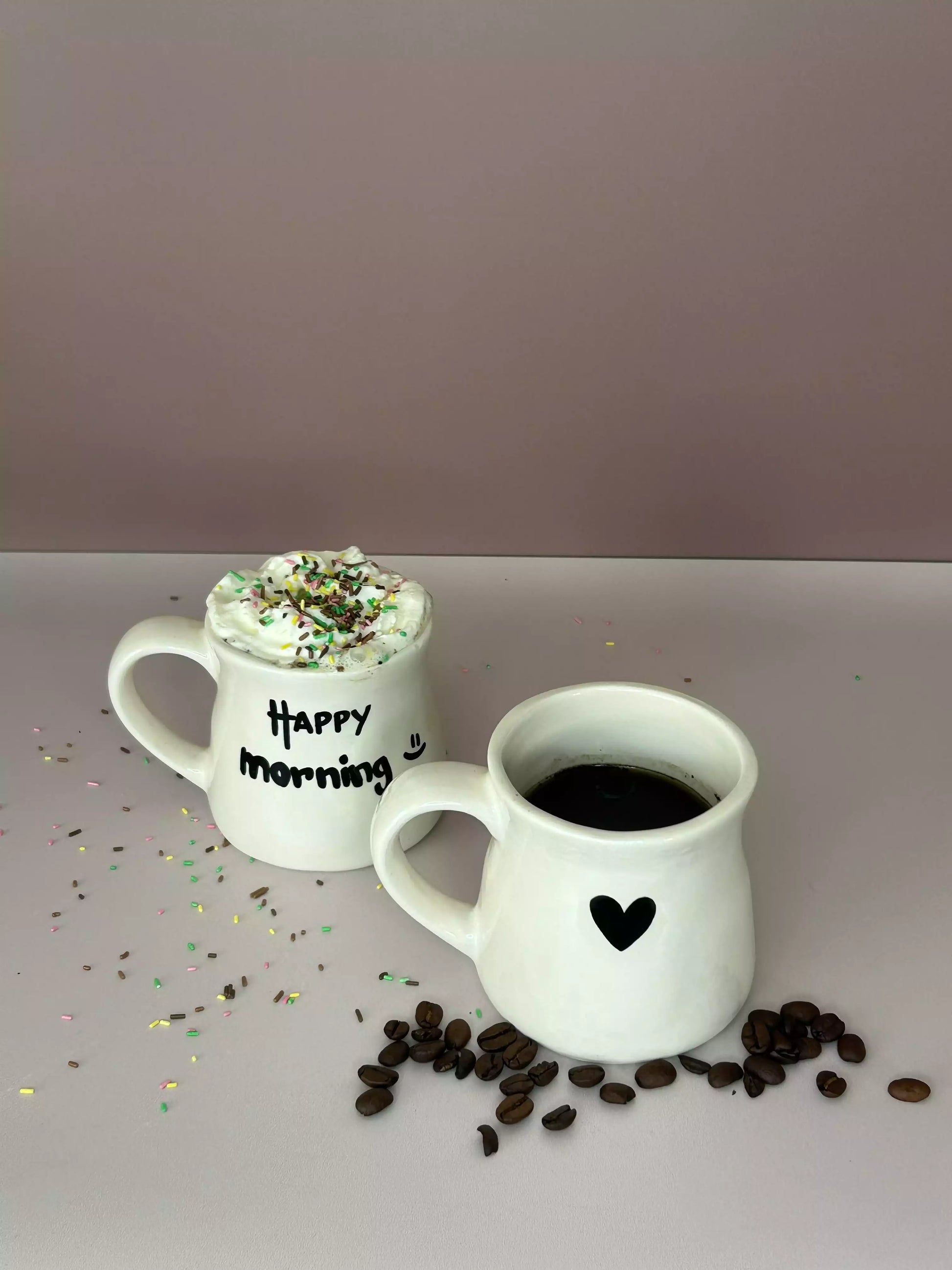 2 mugs blancs en céramique avec message écrit en noir 