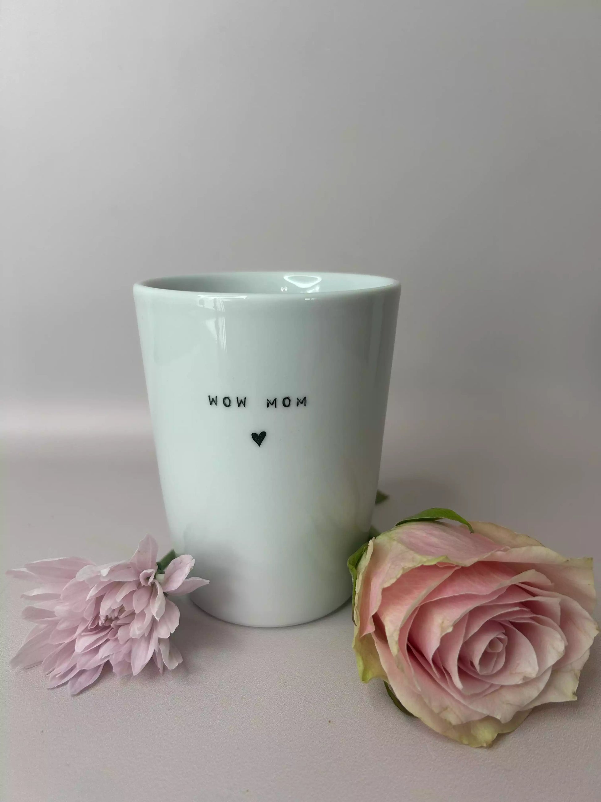 Gobelet en porcelaine avec inscription WOW MOM, entouré de 2 fleurs 