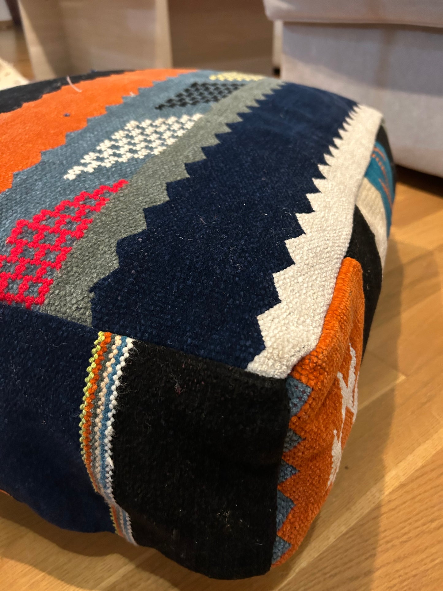 housse de pouf multicolore, motif amazigh bleu, noir, gris, orange et blanc