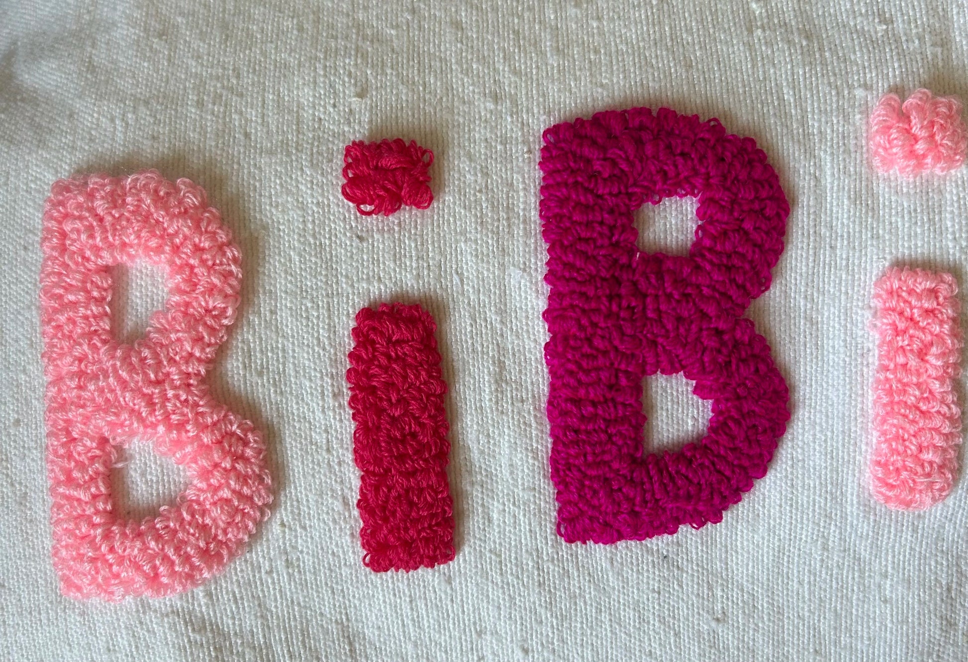 ZOOM SUR LE dégradé de rose et le motif bouclette