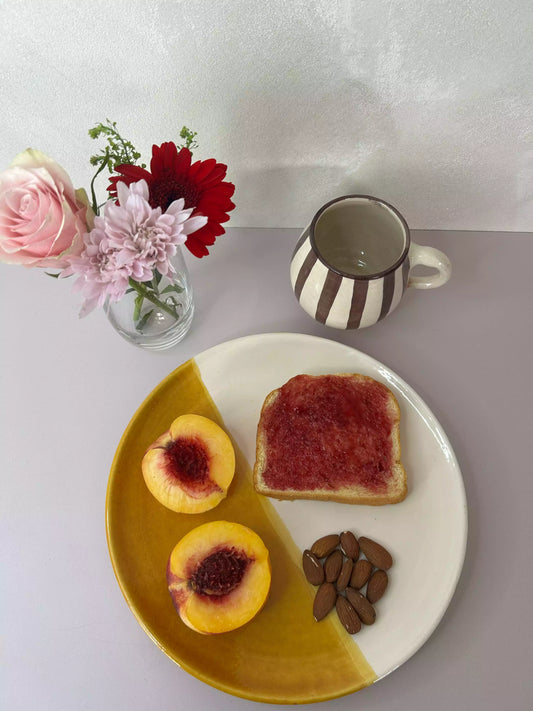 assiette bicolore en céramique jaune moutarde et blanc mise en scène 
