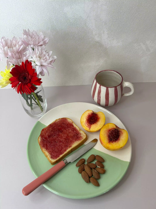 assiette en céramique bicolore blanc et vert sauge de 25Cm mise en scène 