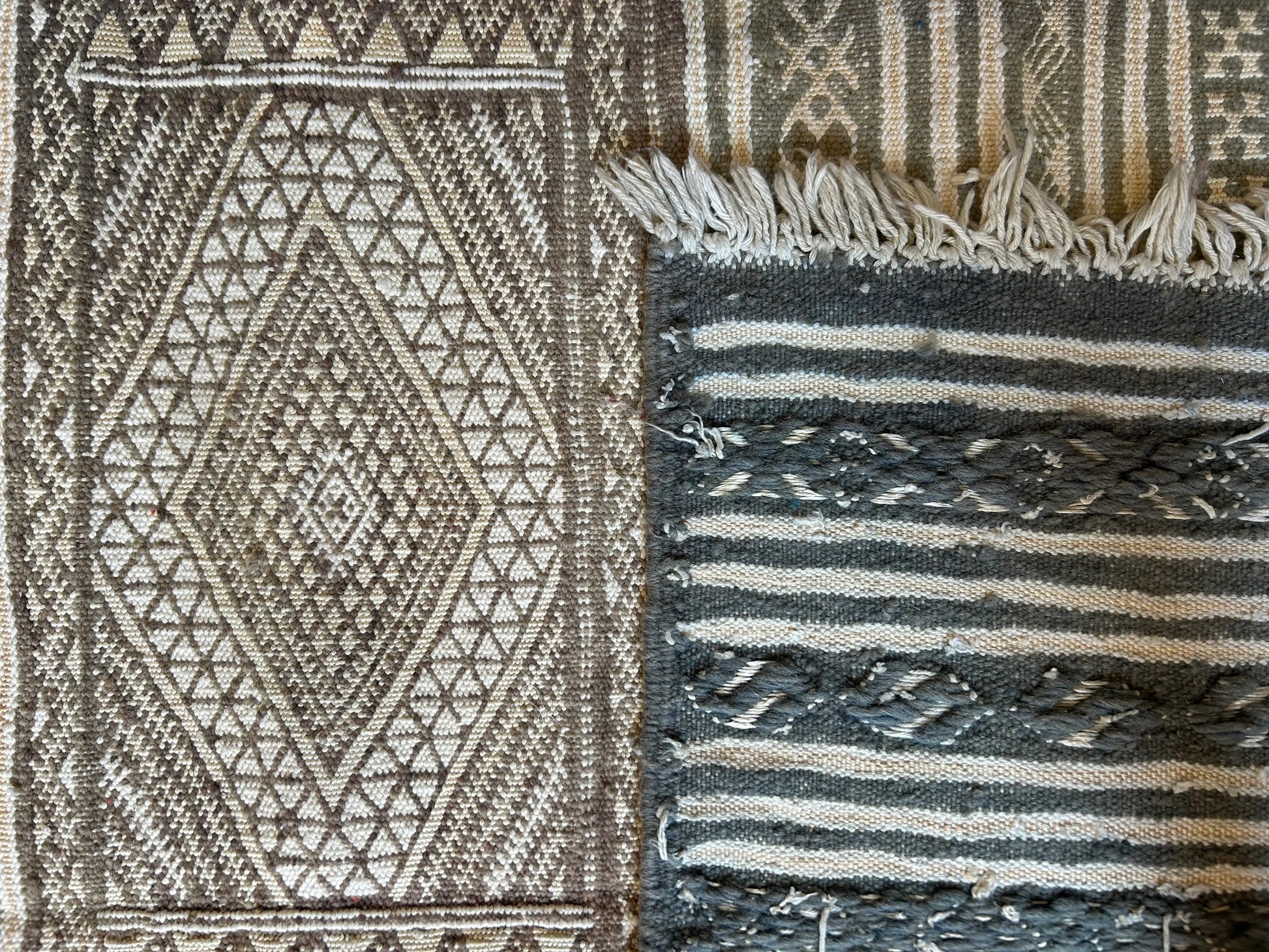 avant arrière du petit tapis fin Kilim gris et taupe 