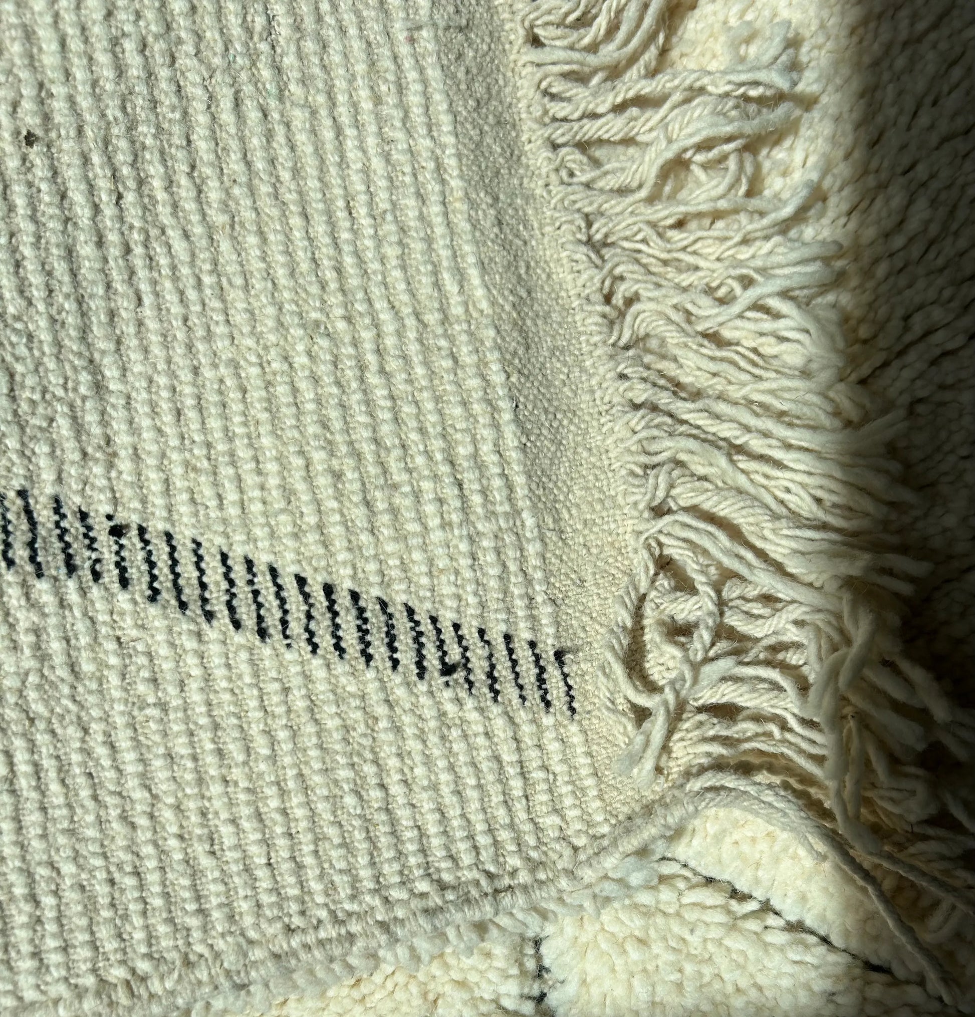 zoom avant arrière du tapis de couloir beni ouarain blanc et motif croise dans la trame 