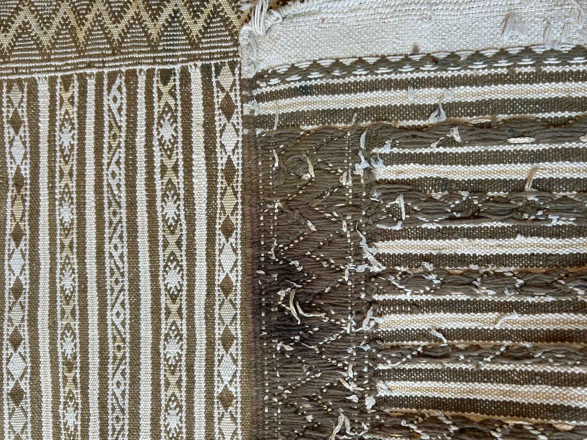 zoom sur l'avant et arrière du tapis fin artisanal marocain kaki blanc et jaune 