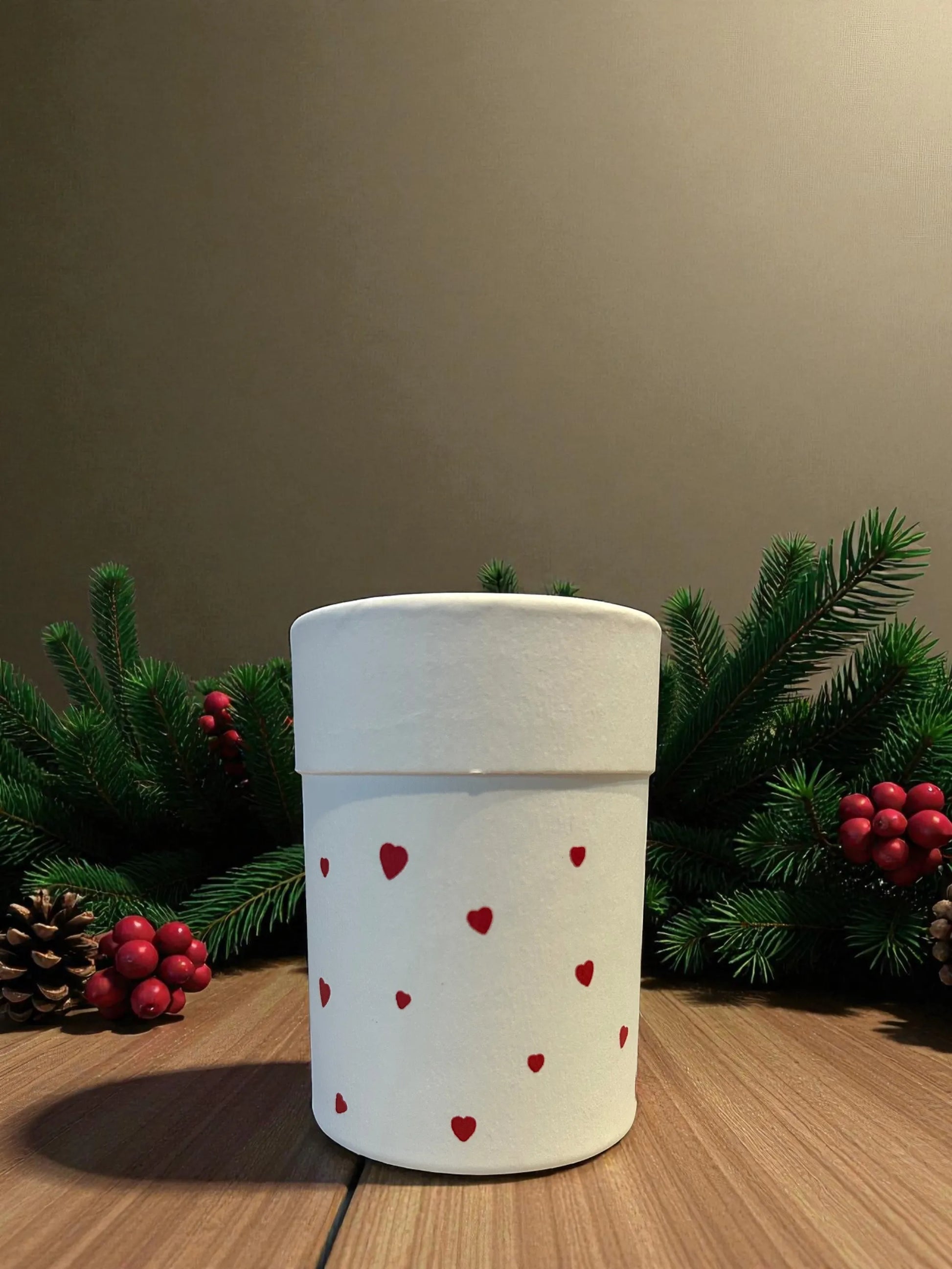 bougie senteur gardénia avec couvercle, et pluie de coeurs rouges 