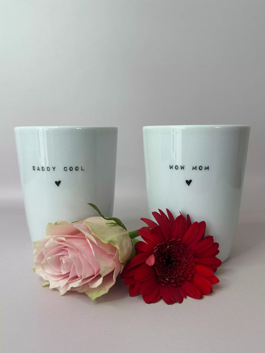 duo de gobelets en porcelaine avec inscription "daddy cool" et "wow mom" accompagnés de fleurs rose et rouge 