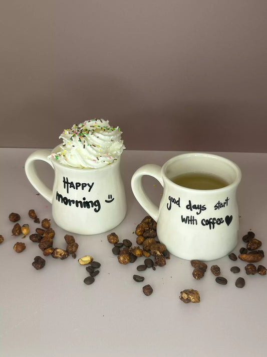 duo de mugs en céramique blanche et message noirs "happy morning" et "good days start with coffee"