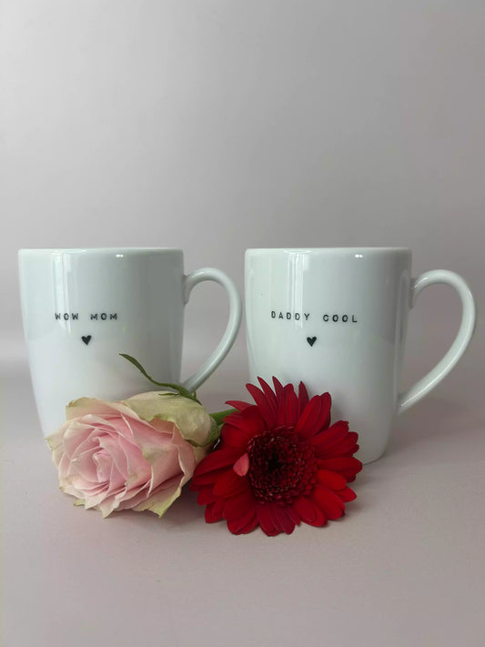 duo de tasses en porcelaine avec inscription "wow mon" et "dandy cool" avec des fleurs au centre 