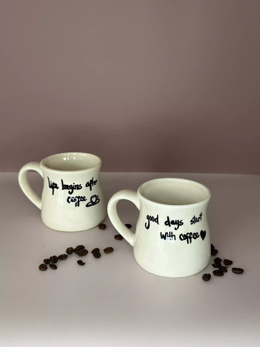 duo de tasses en céramique, à message écrit en noir 