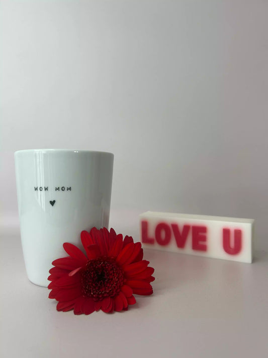 Gobelet n porcelaine avec inscription "WOW MOM" accompagné d'une fleur rouge et d'une bougie décorative "Love U"