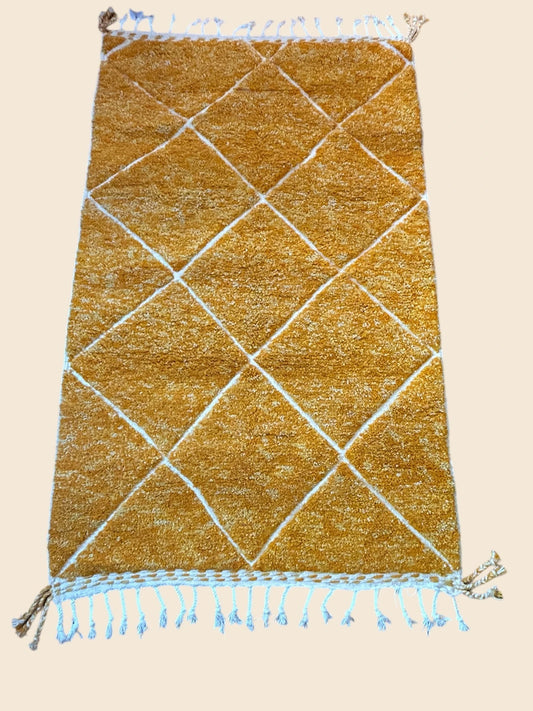 grand tapis rectangulaire beni ouarain couleur jaune et motif croise 