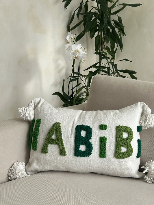 housse de coussin laine blanche avec dégradé de vert et pompons 