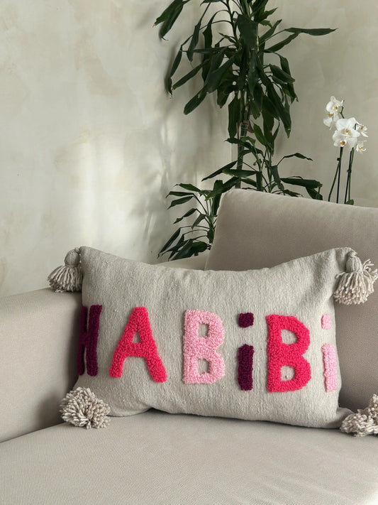 housse de coussin en laine grise et motif rose habibi en laine, modèle artisanale 