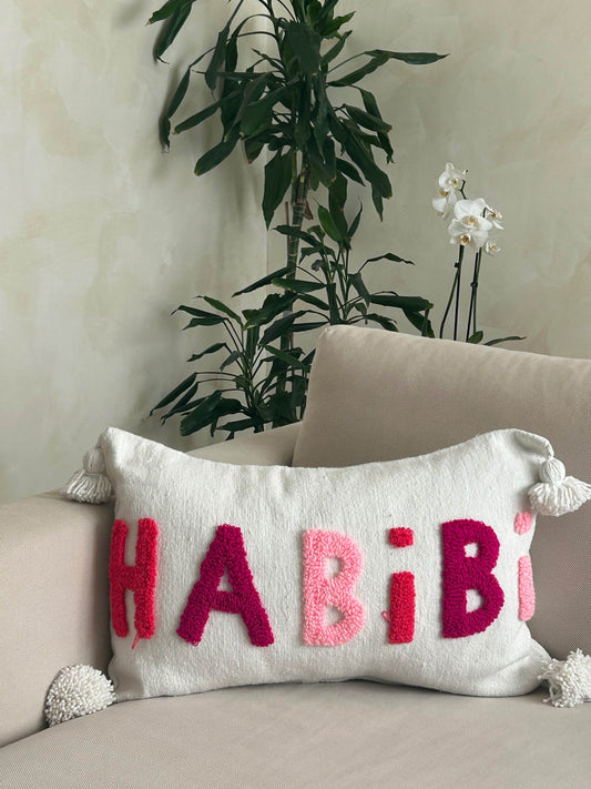 housse de coussin en laine blanche, avec pompons et motifs rose en dégradé - laine et confection artisanales 
