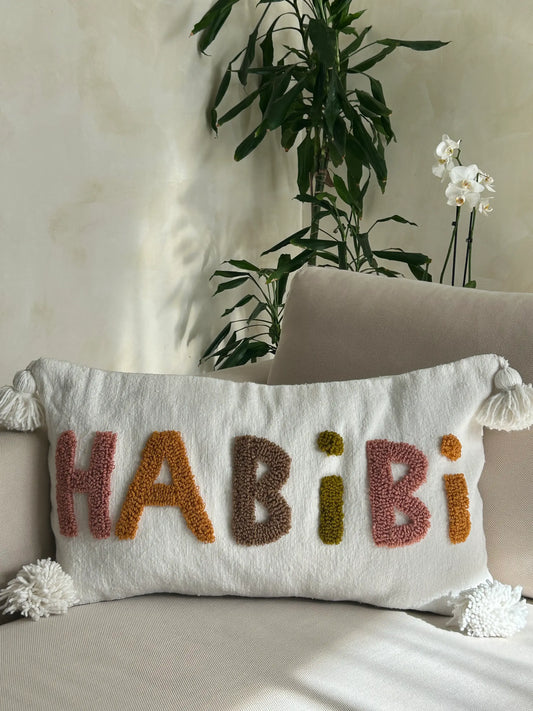 housse de coussin rectangulaire en laine blanche, avec motifs habibi multicolore et pompons 