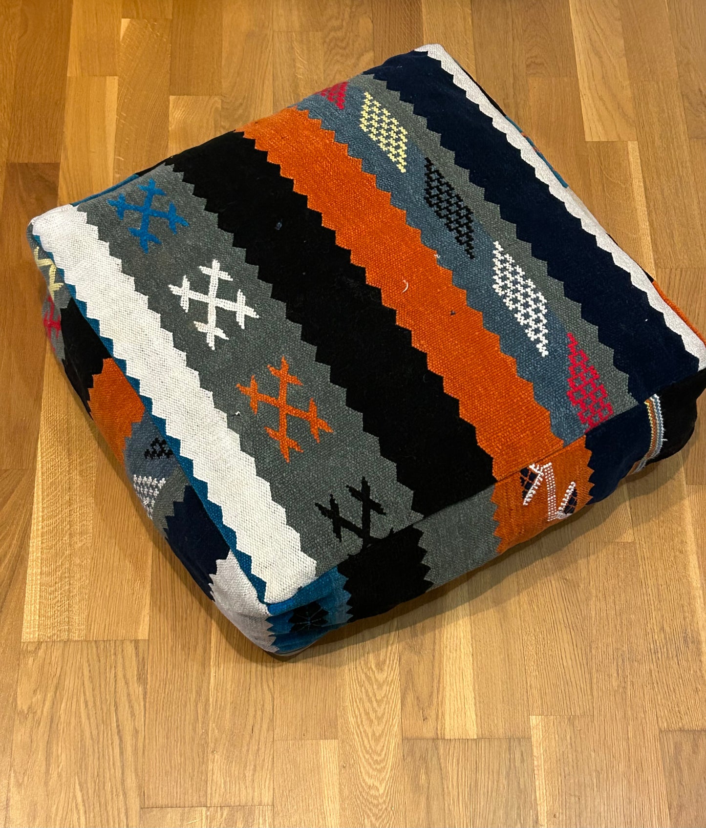 housse de pouf motif amazignh, bleu, orange, noir, gris et blanc 