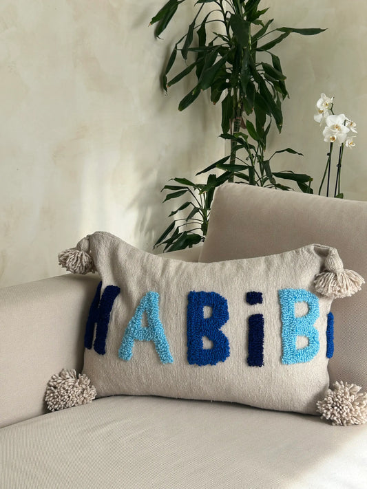 housse de coussin en laine grise avec motif dégradé bleu et pompons, faite main 