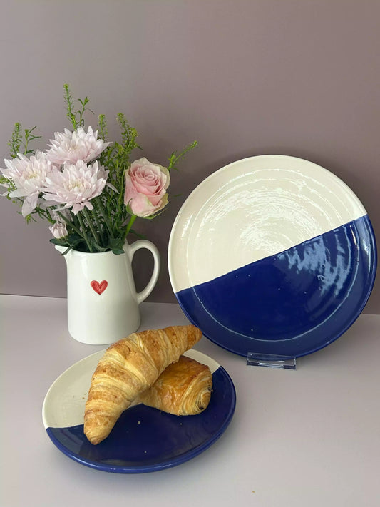 lot de 2 assiettes, 20 et 25cm blanc et bleu majorelle en céramique artisanale