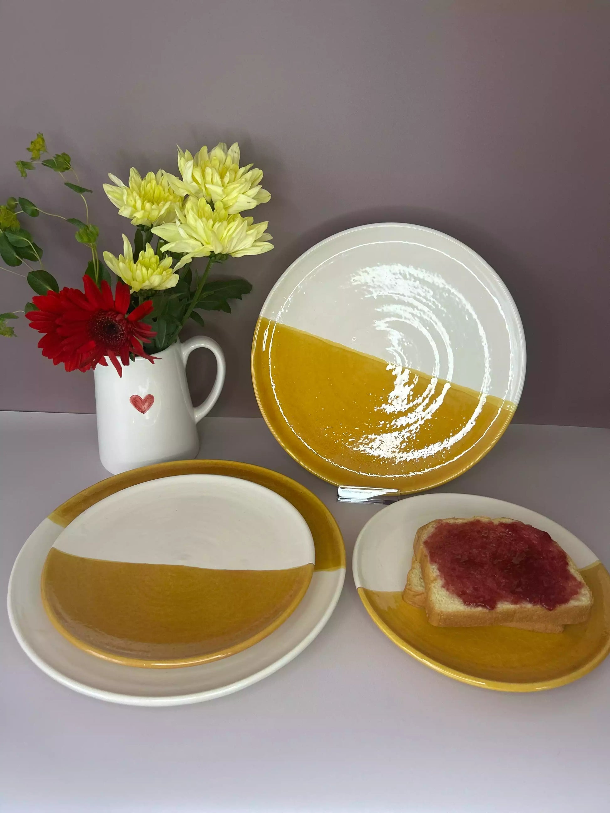 lot de 4 assiettes en céramique artisanale blanc et moutarde, deux tailles 
