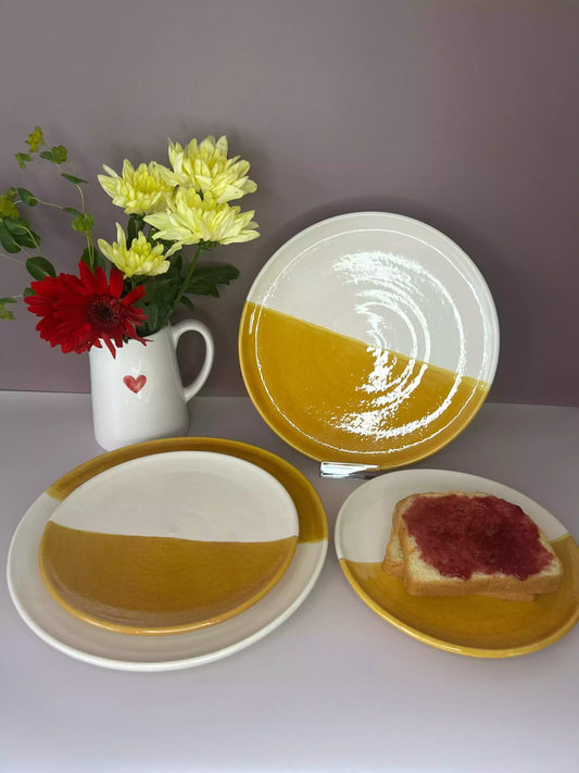 lot de 4 assiettes en céramique artisanale blanc et moutarde, deux tailles 