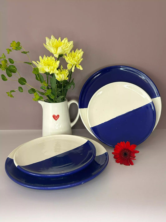4 assiettes, 2 de 20cm et 2 de 25Cm en céramique, blanc et bleu 